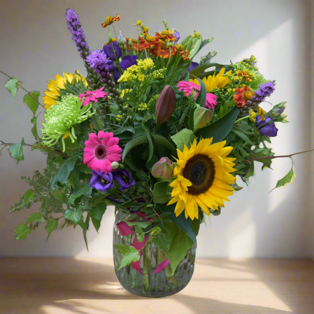 Seasonal floral vase display – The Daisy Chain